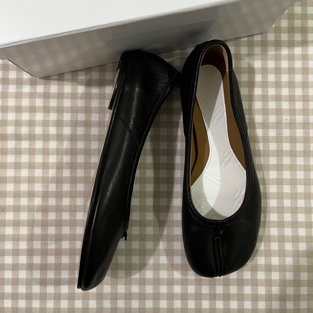 Maison Martin Margiela Black Split-Toe Leather Ballet Flats - Picture 2 of 10